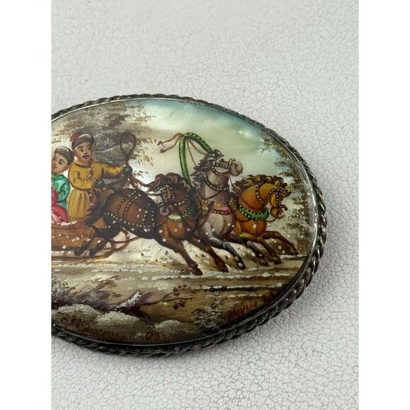 Vintage Russian Hand Painted Lacquer Oval Brooch Winter Scene Sleigh Ride - Picture 5 of 6